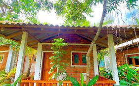 Isuru Cabanas And Restaurant